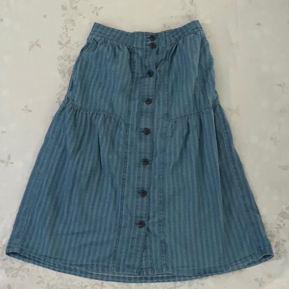 Madewell Dresses & Skirts - Madewell Denim Mid Length Skirt w/ Pockets and Buttons size 4